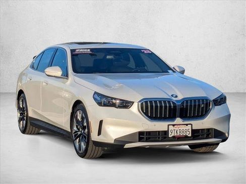 Used 2025 BMW i5 eDrive40i w/ Premium Package image 3