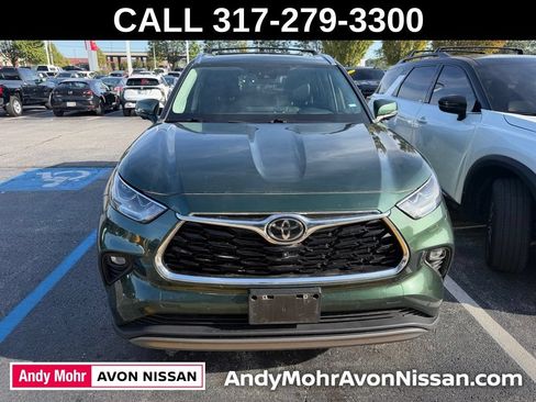Used 2023 Toyota Highlander Platinum FWD image 2