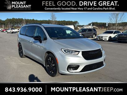 New 2026 Chrysler Pacifica Select w/ S Appearance Package