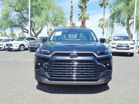 Used 2024 Toyota Grand Highlander Limited FWD image 2