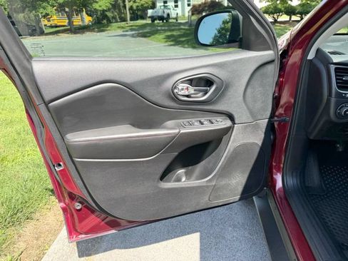 Used 2020 Jeep Cherokee Trailhawk AWD/4WD image 14
