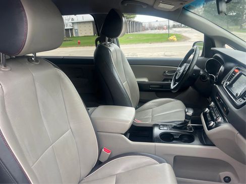 Used 2017 Kia Sedona LX w/ LX Essentials Premium Package FWD image 26