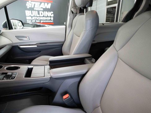Used 2021 Toyota Sienna XLE FWD image 10