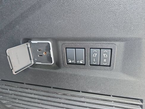 Used 2025 Chevrolet Tahoe High Country AWD/4WD image 17