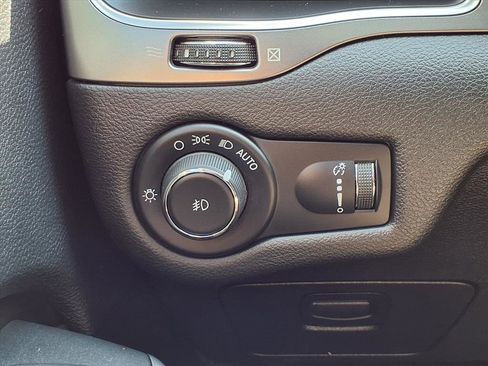 Used 2019 Jeep Cherokee Latitude w/ Popular Appearance Group image 9