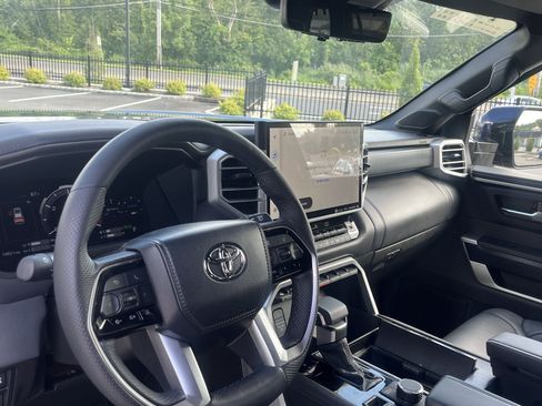 Used 2024 Toyota Sequoia Platinum AWD/4WD image 5