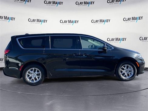 Used 2023 Chrysler Pacifica Touring-L image 6