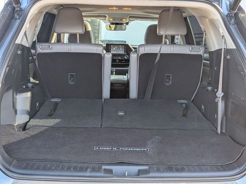 Used 2021 Toyota Highlander XLE AWD/4WD image 36