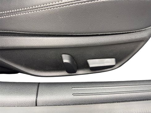 Used 2025 Genesis G70 2.5T image 47