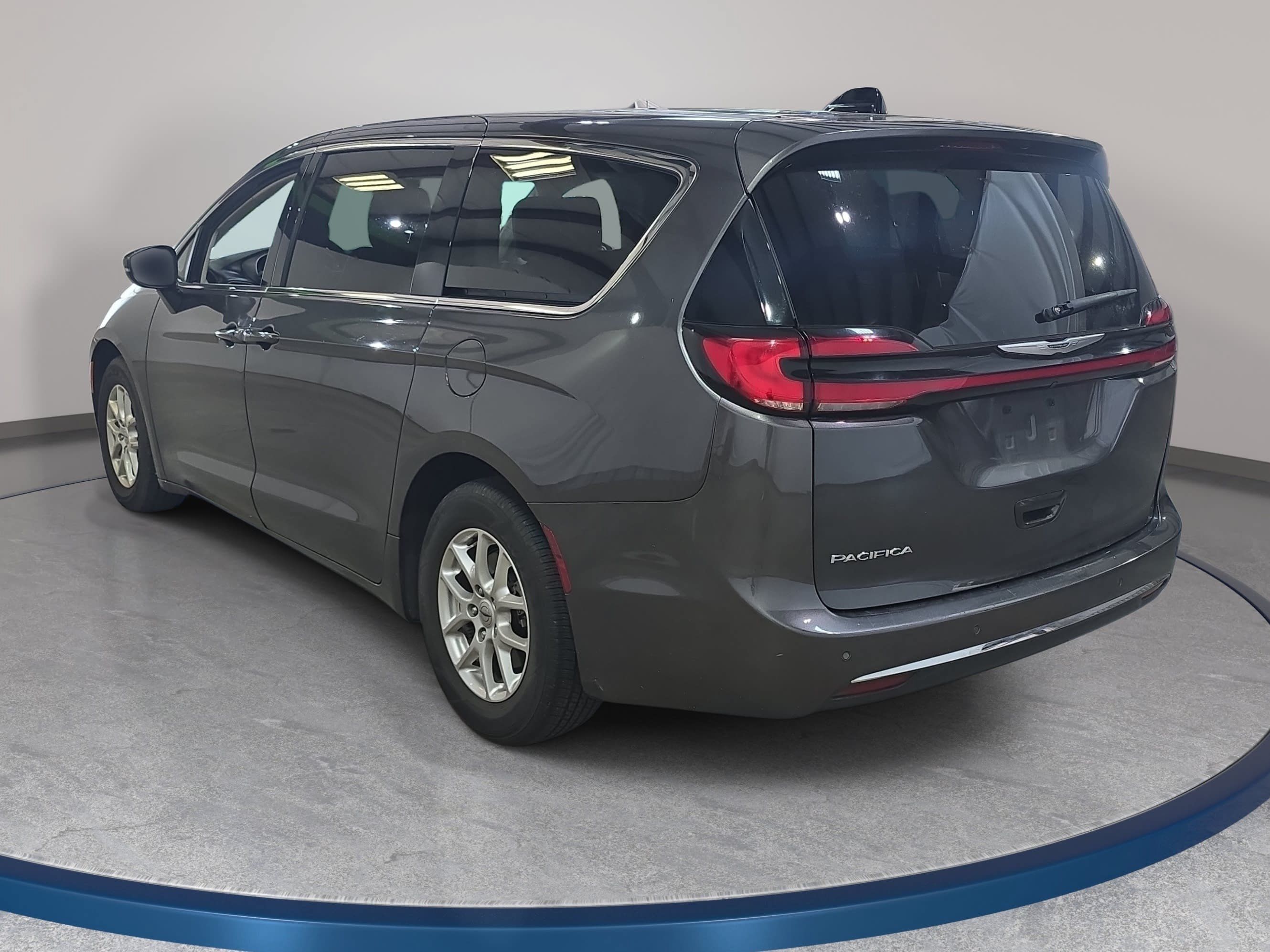 Used 2023 Chrysler Pacifica Touring-L FWD image 8