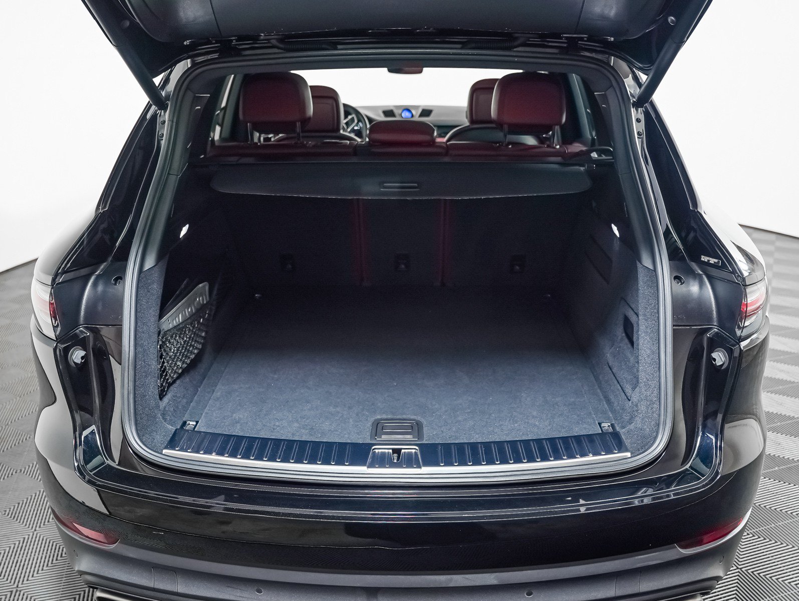 Certified 2023 Porsche Cayenne AWD/4WD image 28