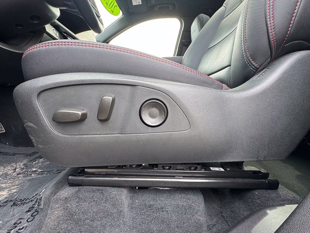 Used 2025 Chevrolet Traverse RS AWD/4WD image 18