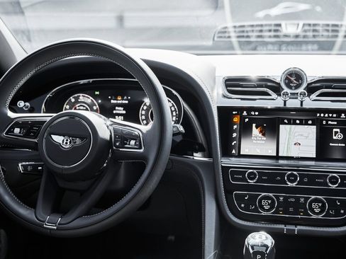 Used 2025 Bentley Bentayga AWD/4WD image 54