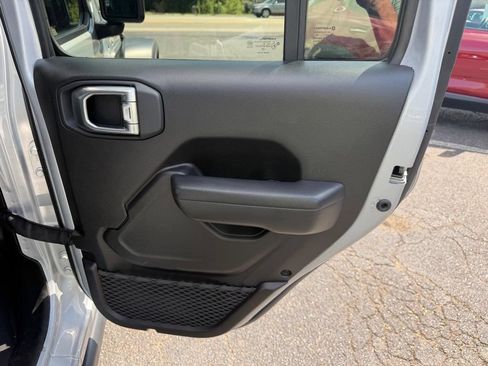 Used 2024 Jeep Wrangler Unlimited Rubicon AWD/4WD image 29