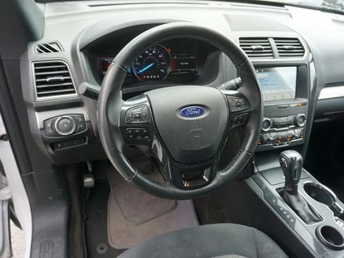 Used 2018 Ford Explorer XLT w/ Equipment Group 201A FWD image 9