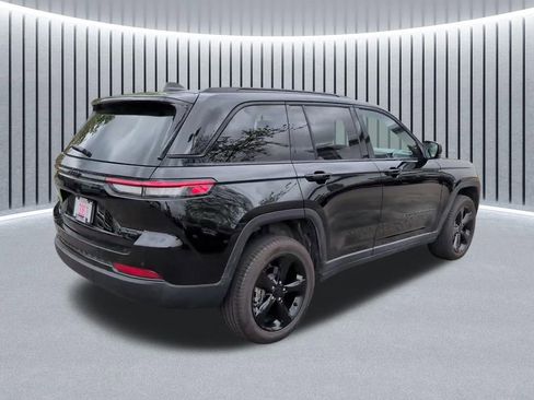 Used 2025 Jeep Grand Cherokee Limited w/ Black Appearance Package AWD/4WD image 5