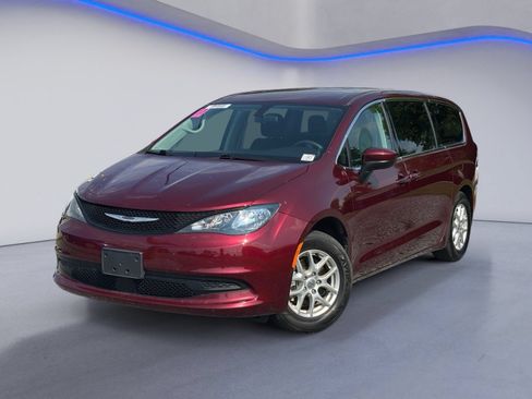 Used 2022 Chrysler Voyager LX FWD image 2