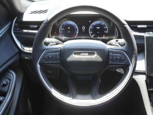 Used 2024 Jeep Grand Cherokee Altitude AWD/4WD image 13
