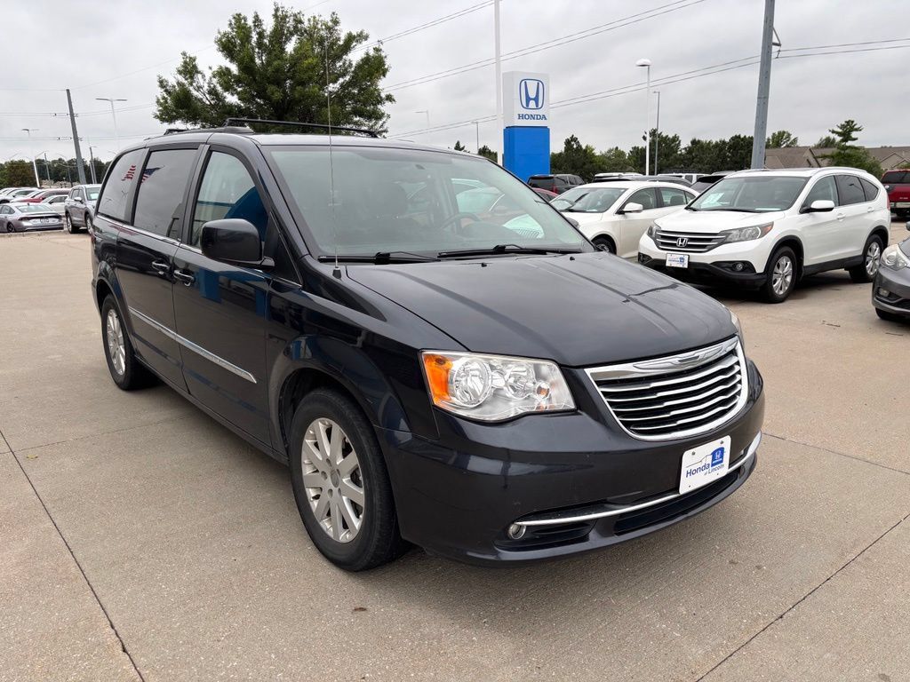 Used 2013 Chrysler Town & Country Touring FWD image 3