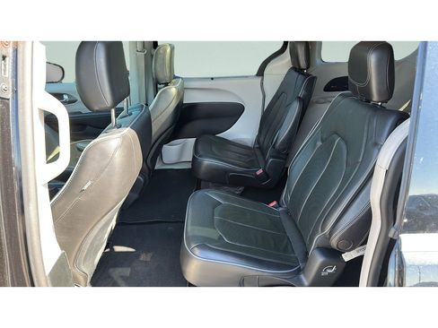 Used 2018 Chrysler Pacifica Limited FWD image 18