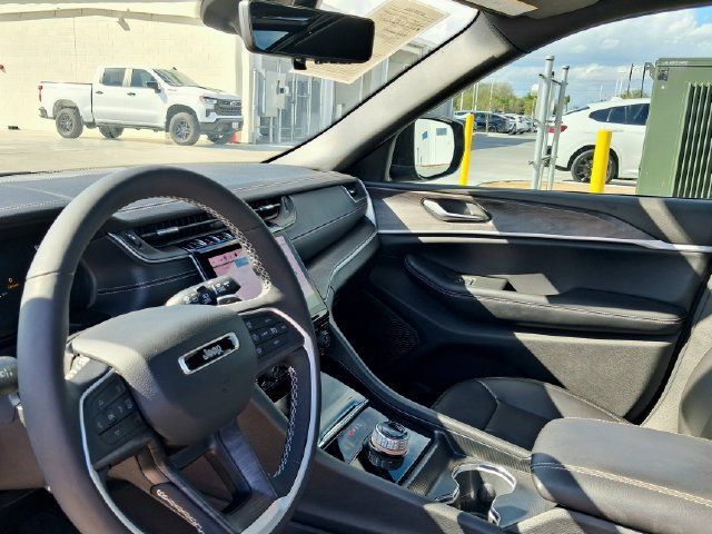 Used 2025 Jeep Grand Cherokee Limited w/ Luxury Tech Group II RWD image 12