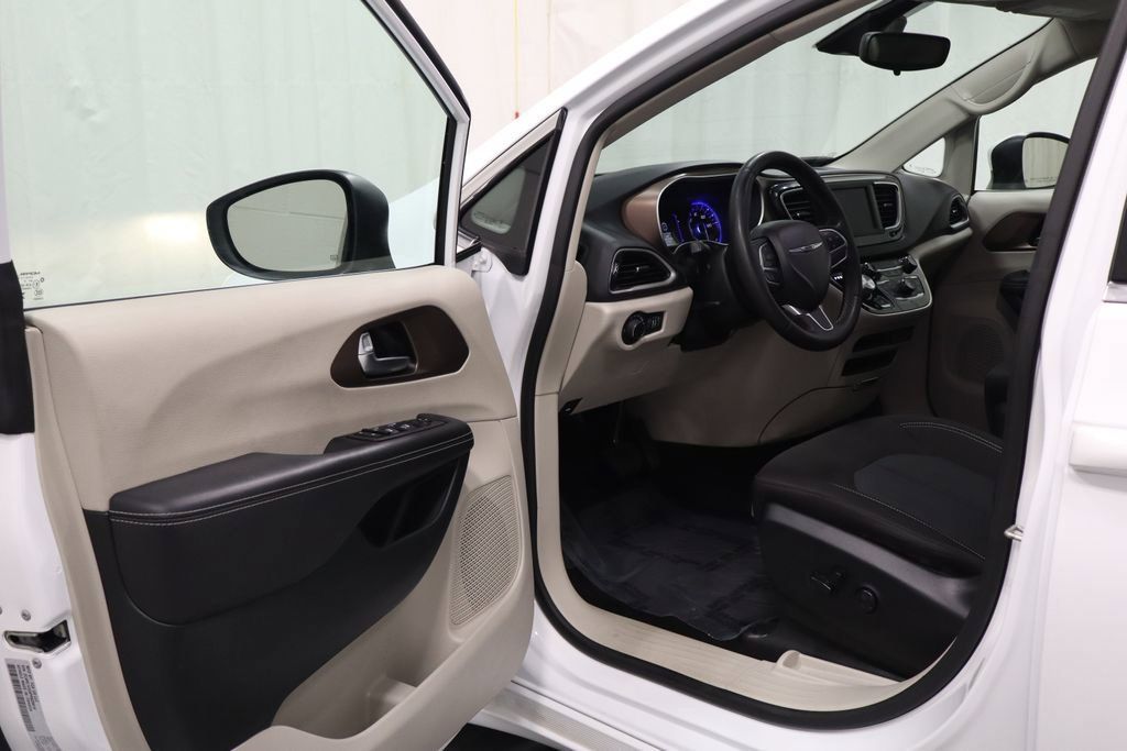 Certified 2023 Chrysler Voyager LX FWD image 11