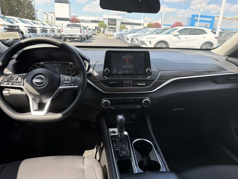 Used 2024 Nissan Altima 2.5 SV FWD image 29