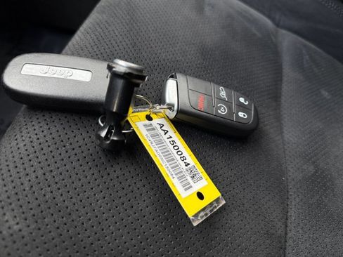 Used 2022 Jeep Grand Cherokee Laredo X image 17