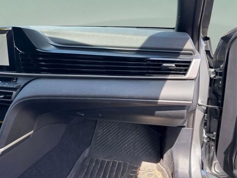 Used 2025 Toyota Camry SE w/ Convenience Package FWD image 33