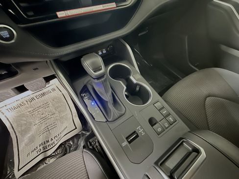 Used 2025 Toyota Highlander LE FWD image 22