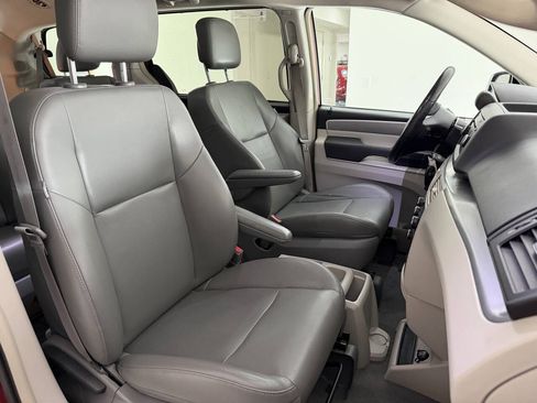 Used 2012 Volkswagen Routan SE FWD image 10