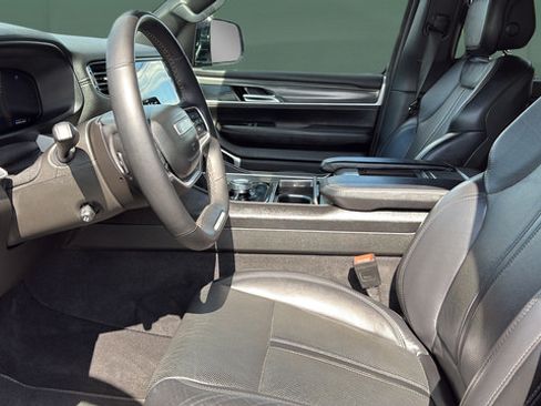 Used 2024 Jeep Wagoneer L Series II w/ Flexible Seating Group AWD/4WD image 16