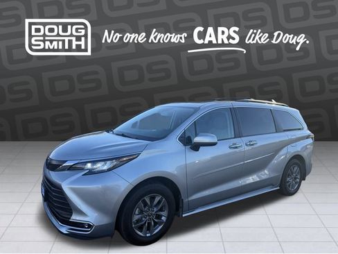 Used 2023 Toyota Sienna XLE image 1