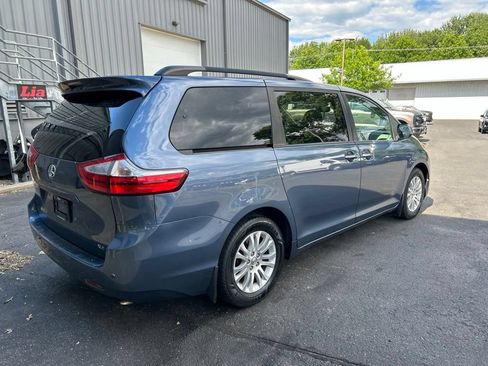 Used 2017 Toyota Sienna XLE Premium FWD image 3