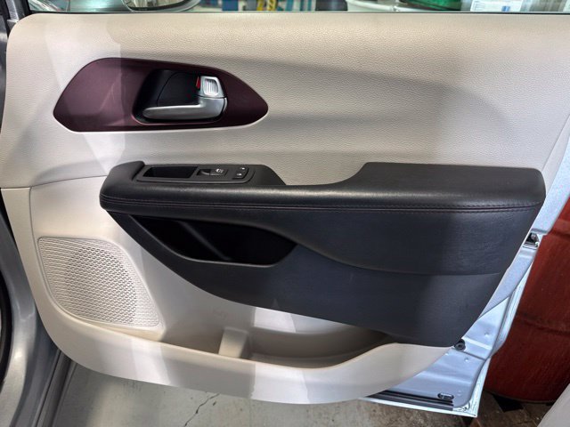 Used 2020 Chrysler Pacifica Limited FWD image 33