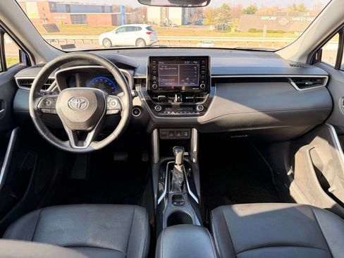 Used 2022 Toyota Corolla Cross XLE w/ Convenience Package image 24