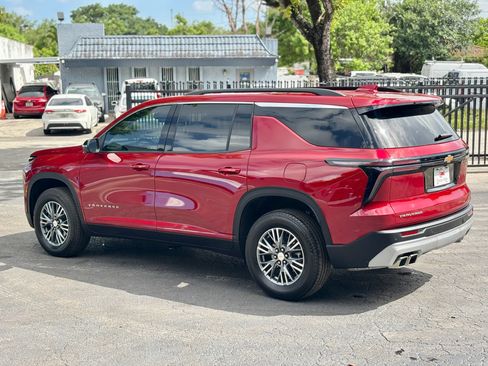 Used 2025 Chevrolet Traverse LT w/ Driver Confidence Package FWD image 4