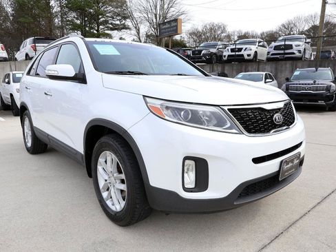 Used 2015 Kia Sorento LX image 9