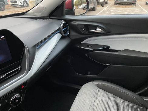 Used 2025 Chevrolet Trax LT image 36