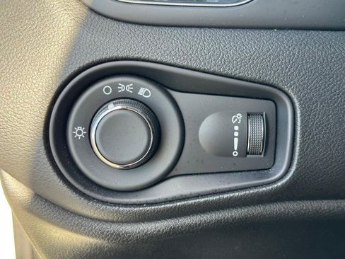 Used 2023 Jeep Renegade Latitude image 21