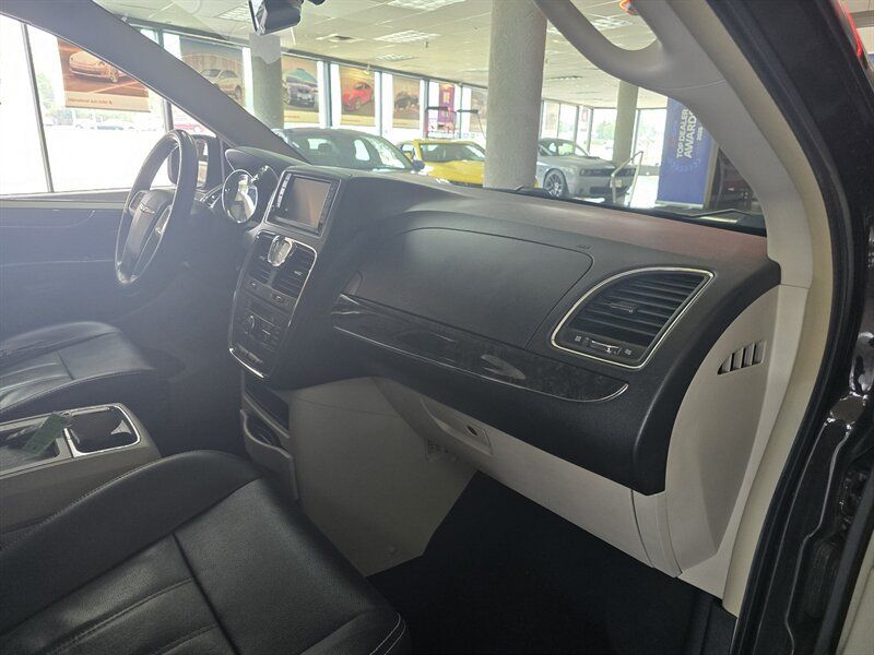 Used 2015 Chrysler Town & Country Touring w/ Driver Convenience Group FWD image 14