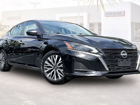 Used 2025 Nissan Altima 2.5 SV FWD image 1
