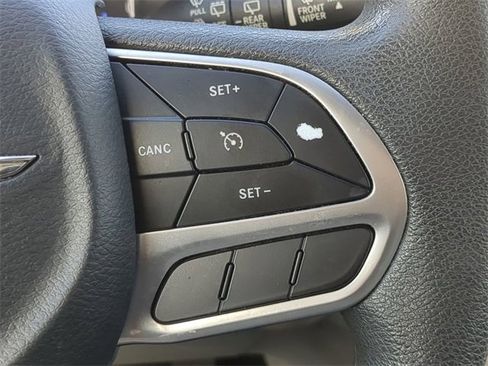 Used 2018 Chrysler Pacifica Touring w/ Tire & Wheel Group image 31