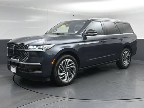 Certified 2025 Lincoln Navigator Reserve AWD/4WD image 1