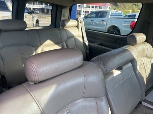 Used 2000 Chevrolet Suburban LS w/ LS Preferred Equipment Group image 12