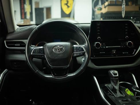 Used 2021 Toyota Highlander LE AWD/4WD image 19