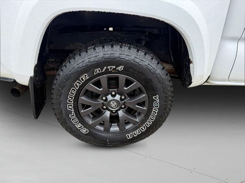 Used 2021 Toyota Tacoma SR5 AWD/4WD image 25