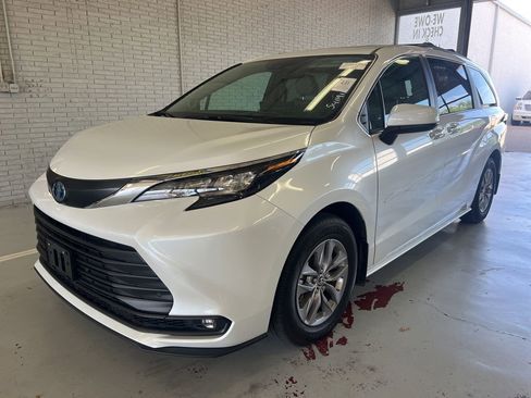 Used 2025 Toyota Sienna XLE w/ XLE Plus Package FWD image 1