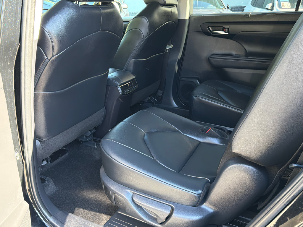 Used 2025 Toyota Highlander XLE AWD/4WD image 19