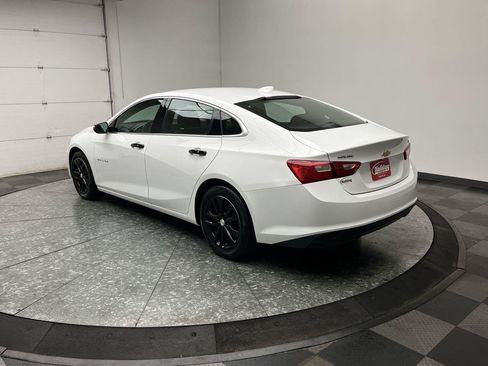 Used 2017 Chevrolet Malibu LT w/ Leather Package FWD image 2